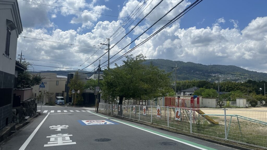 「学童」の路面表示がある交差点の写真