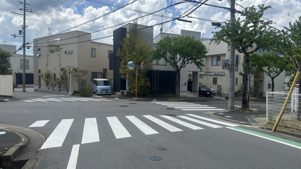 横断歩道のある交差点の写真