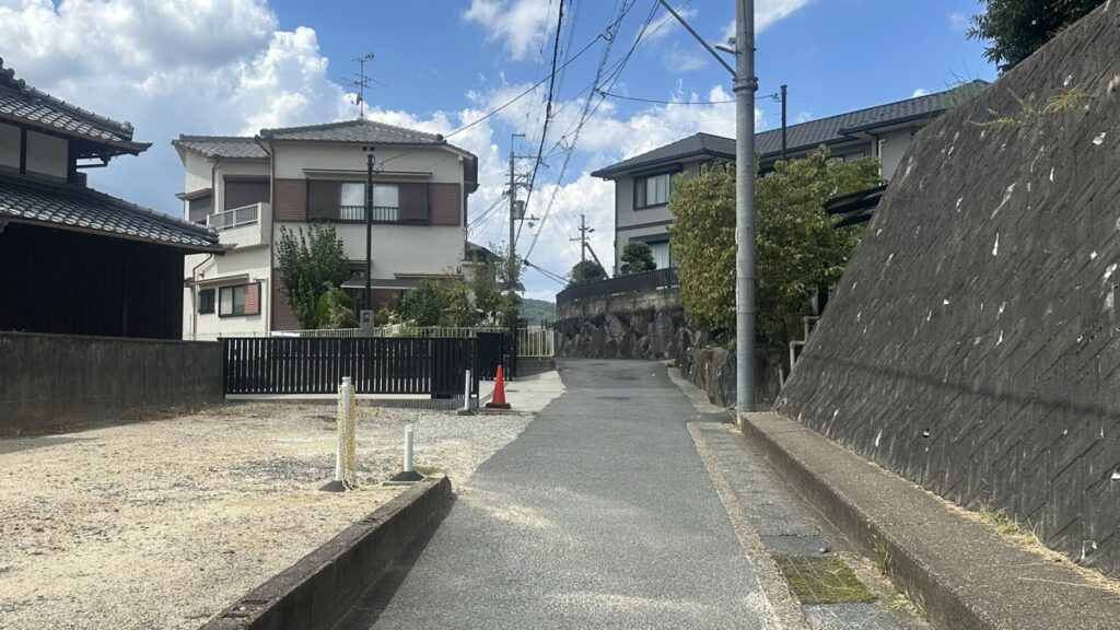 石垣沿いの細い道の写真